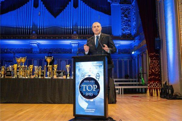 Preşedintele IMM România a spus răspicat că mediul antreprenorial a fost aruncat într-un an al "rezilienţei, nu al investiţiilor", un an în care firmele au fost nevoite "să supravieţuiască, nu să se dezvolte". Cu aproape 900.000 de firme analizate pentru Topul Naţional al Firmelor Private din România şi peste 600.000 care au raportat profit pentru anul 2024,Florin Jianu a atras atenţia că "adevăraţii campioni ai României sunt antreprenorii care ne învaţă lecţia curajului, a perseverenţei şi a responsabilităţii".